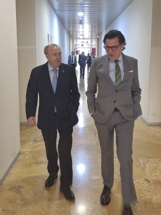 Llegada a la Ciudad de la Justicia, en primer plano, presidente del TSJ, Miguel Pasqual del Riquelme, y presidente del Consejo Jurídico, Antonio Góme Fayrén